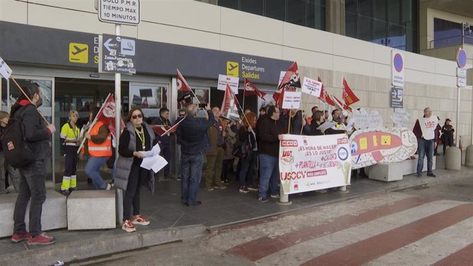 Concentraciones durante los paros convocados por los trabajadores de Aena en el Aeropuerto de Valencia