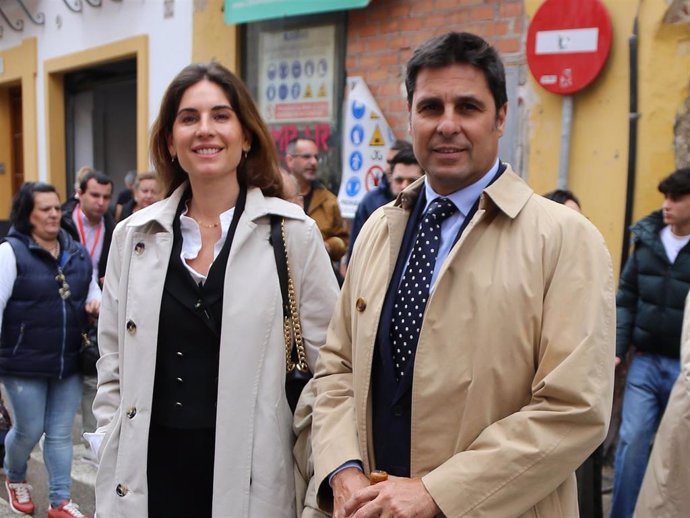 Lourdes Montes y Francisco Rivera posando en el barrio de Triana el Jueves Santo, a 28 de marzo de 2024, en Sevilla (Andalucía, España).