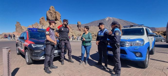 La consejera de Medio Natural, Sostenibilidad, y Seguridad y Emergencias, Blanca Pérez, visita los operativos que se han establecido en el Parque Nacional del Teide
