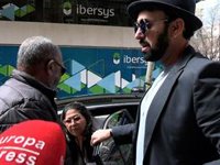 Los padres y el hermano de Dani Alves aseguran que este se encuentra "bien" tras conseguir la libertad provisional