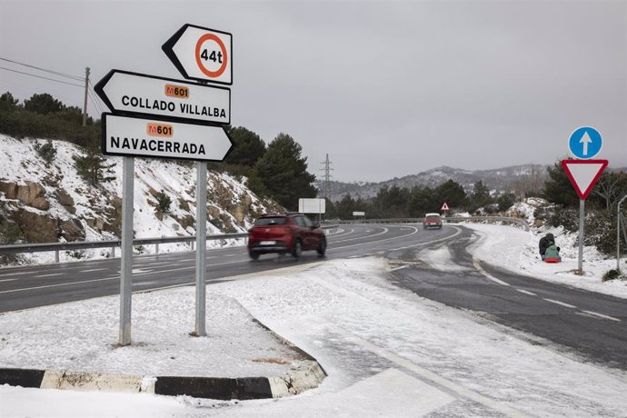 Dos coches en una carretera nevadaen Navacerrada, Madrid (España).