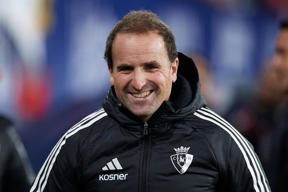 Archivo - Jagoba Arrasate head coach of CA Osasuna looks on prior the LaLiga EA Sports match between CA Osasuna and Rayo Vallecano at El Sadar on December 15, 2023, in Pamplona, Spain.