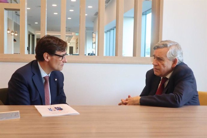 El líder del PSC, Salvador Illa, y el exprimer ministro británico Gordon Brown