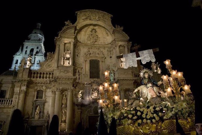 Archivo - El trono María Santísima de las Angustias a su paso por la Catedral