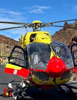 El helicóptero medicalizado del SUC en la carretera TF-21 para asistir al motorista accidentado