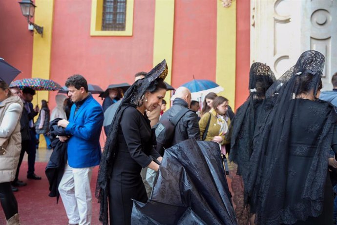 Mujeres vestidas de mantilla a su llegada a la Basílica de Jesús del Gran Poder en la mañana del Jueves Santo, a 28 de marzo de 2024, en Sevilla, Andalucía (España). La tradición de vestirse con mantilla y visitar los templos de las Hermandades durante la