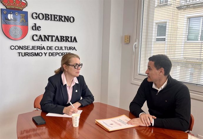 La consejera de Cultura, Turismo y Deporte, Eva Guillermina Fernández, y el alcalde de Las Rozas de Valdearroyo, Raúl Calderón