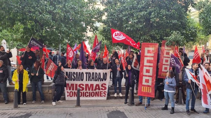 Archivo - Protesta convocadas por los sindicatos por el incumplimiento del acuerdo de homogeización de salarios en SITVA, en una imagen de archivo