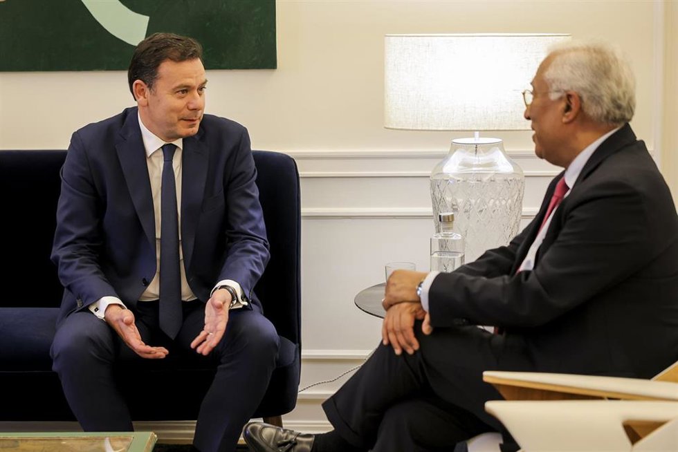 El ex primer ministro de Portugal António Costa con su sucesor, Luís Montenegro