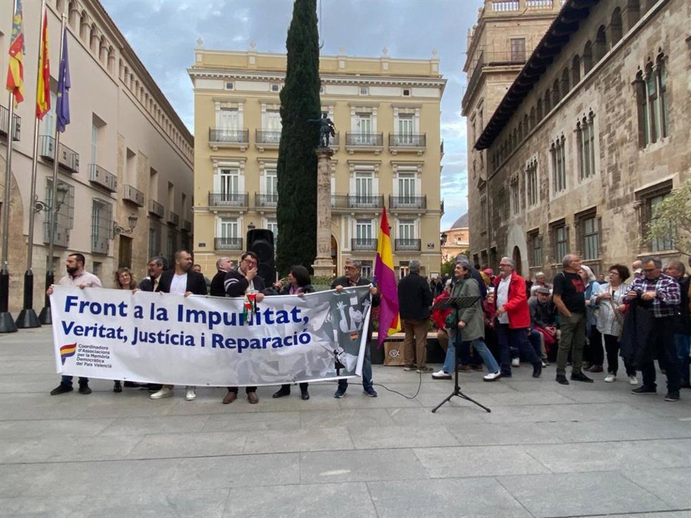Concentración contra la futura ley de concordia del Consell, en la tarde de este jueves en Valncia