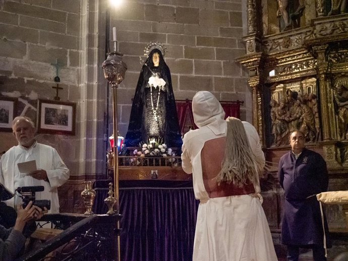 Un 'picao' se disciplina frente a la 'Dolorosa' en el interior de la iglesia de San Vicente de la Sonsierra en Jueves Santo