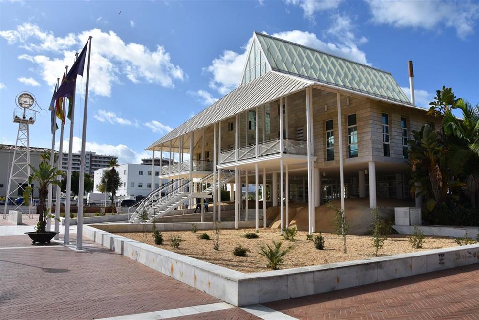 Archivo - Fachada del Ayuntamiento de Punta Umbría (Huelva).