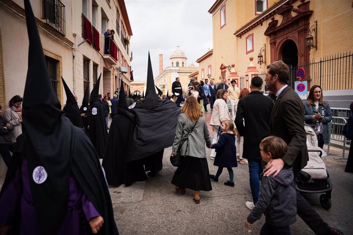 Hermanos de la Hermandad de San Bernardo se marchan de la parroquia tras suspenderse por la lluvia su estación de penitencia, a 27 de marzo de 2024, en Sevilla,