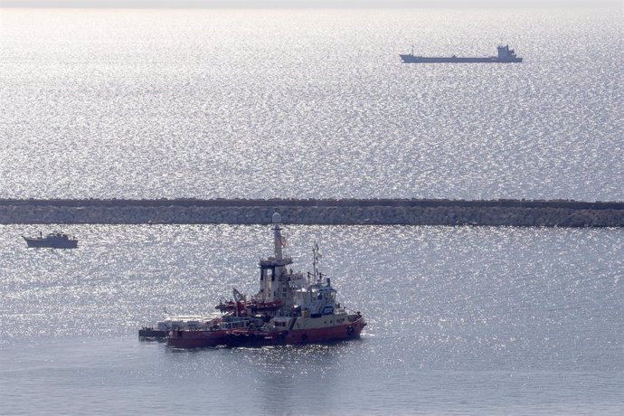 Barco con ayuda humanitaria para Gaza en el puerto de Larnaca, Chipre.