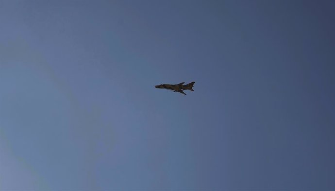Archivo - November 27, 2023, SANAA, Sanaa, Yemen: January 05, 2024, Sanaa, Yemen:A Houthi-operated Sukhoi Su-22M4 aircraft flies over Sana'a, during demonstrate to commemorate ten Houthi fighters killed by the U.S. Navy in the Red Sea, amid the ongoing co