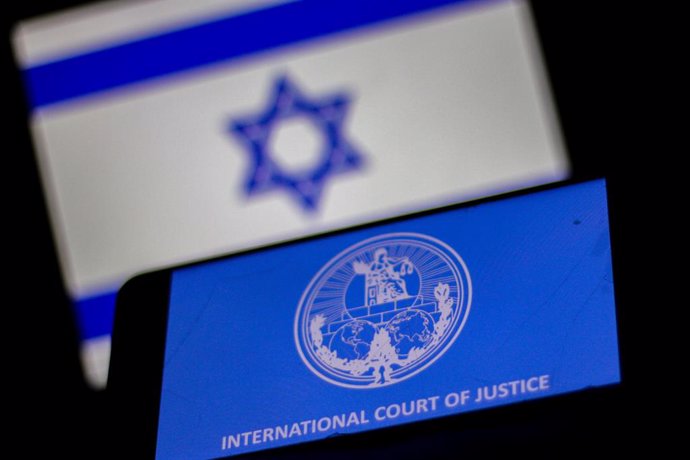 Archivo - January 17, 2024: Tunis, Tunisia, 17 January 2024. The logo of the International Court of Justice is being displayed on a smart phone, with the Israeli flag visible on a screen in the background