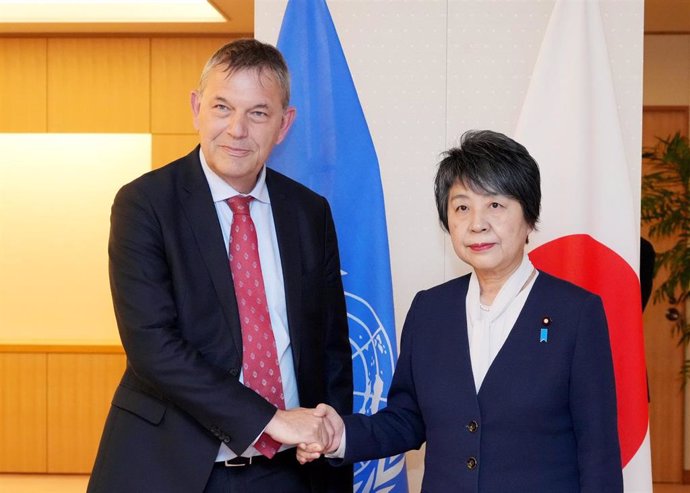 El jefe de la UNRWA, Phillipe Lazzarini, con la ministra de Exteriores de Japón, Yoko Kamikawa 