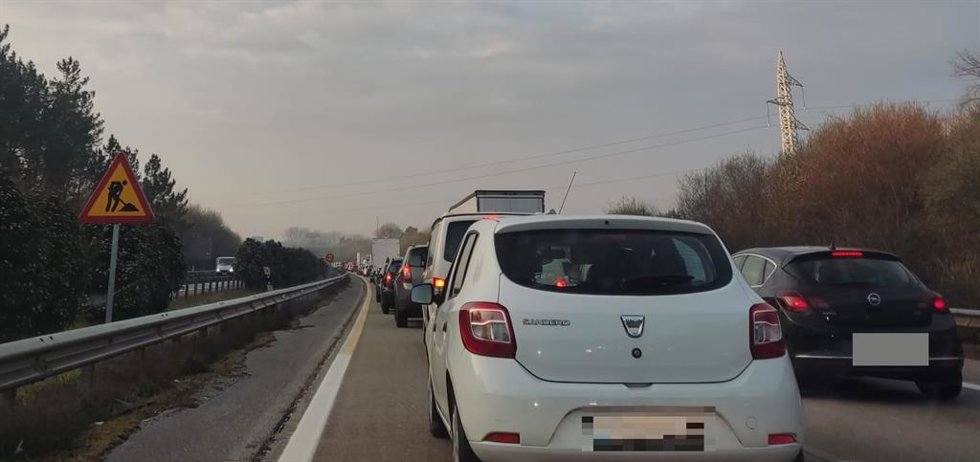 Archivo - Atasco en la autopista "Y", tráfico a causa de las obras del nudo de Serín. 