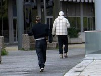 Alejandra Rubio, seria y cabizbaja mientras pasea con Carlo Costanzia