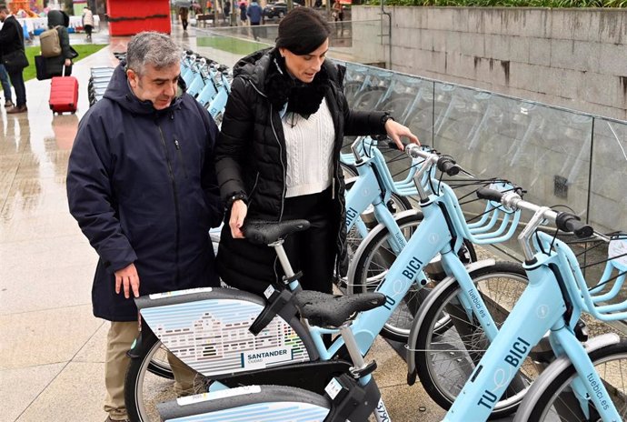 La alcaldesa de Santander, Gema Igual, y el concejal de Movilidad Sostenible, Agustín Navarro, con las nuevas bicicletas eléctricas de la ciudad