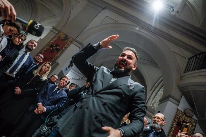 El cantaor Rafa del Calli acompaña a los pasos de Semana Santa en el interior de las iglesias con una saeta