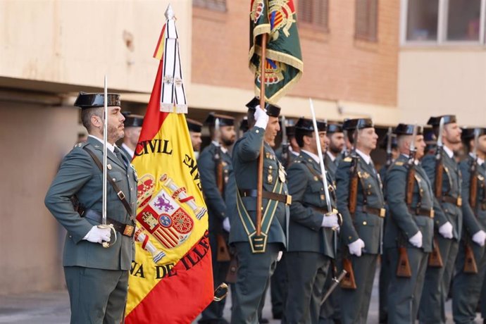 Archivo - Agentes de la Guardia Civil, con una bandera de España, en los actos por la Patrona 2023, en la Festividad de la Virgen del Pilar, en la Comandancia de Palma.