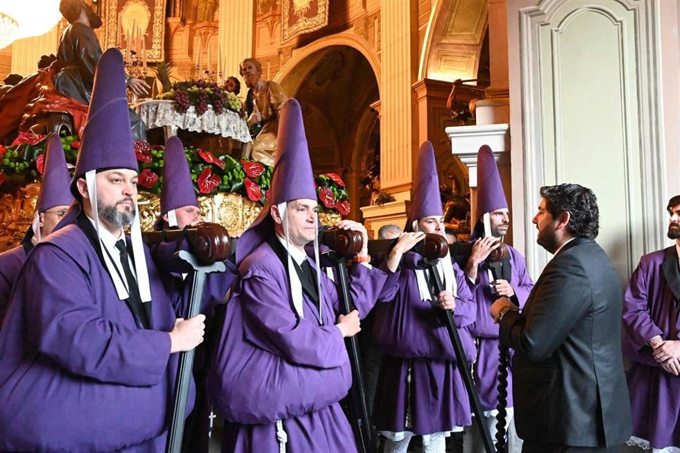 El presidente del Gobierno regional, Fernando López Miras, asiste este Viernes Santo a la procesión de los Salzillos de la Real y Muy Ilustre Cofradía de Nuestro Padre Jesús Nazareno