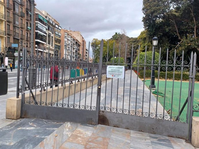 El Ayuntamiento de Murcia cierra el Jardín de Floridablanca, zonas con arbolado del Cuartel de Artillería y los palmerales ante el al aviso amarillo por vientos