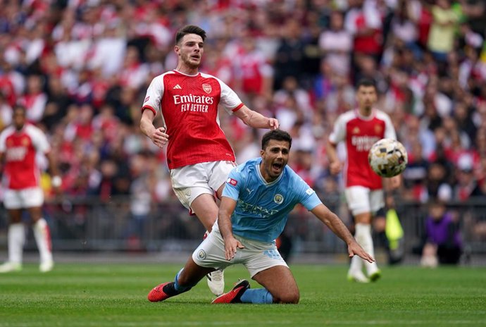 Archivo - 06 August 2023, United Kingdom, London: Arsenal's Declan Rice (L) and Manchester City's Rodri in action during the English FA Community Shield soccer match between Arsenal and Manchester City at Wembley Stadium. Photo: Nick Potts/PA Wire/dpa