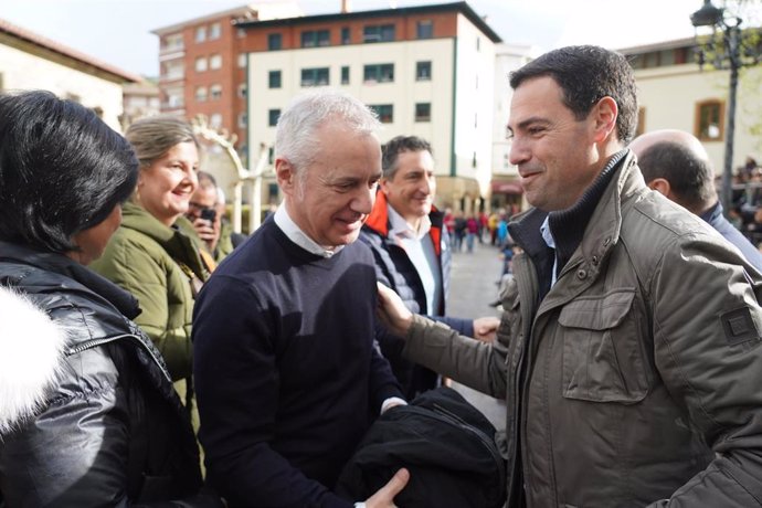 El lehendakari, Iñigo Urkullu, saluda al candidato del PNV, Imanol Pradales, en Balmaseda (Bizkaia)