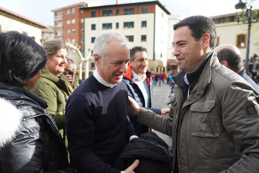 El lehendakari, Iñigo Urkullu, saluda al candidato del PNV, Imanol Pradales, en Balmaseda (Bizkaia)