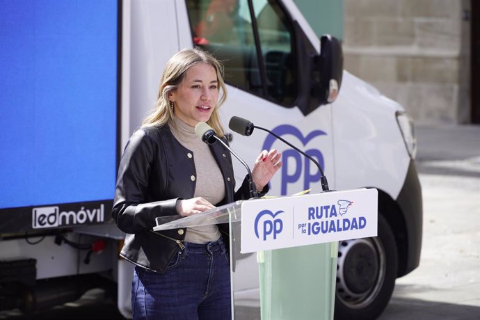 La vicesecretaria de Movilización y Reto Digital del PP nacional, Noelia Núñez, interviene durante un acto de ‘La Ruta por la igualdad’ del Partido Popular, en la plaza de San Bartolomé, a 15 de marzo de 2024, en Logroño, La Rioja (España). La 'Ruta por l