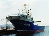 Foto: Remolcan hasta Viveiro a un pesquero a la deriva a 16 millas de Estaca de Bares con seis tripulantes
