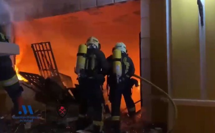 Efectivos del Consorcio Provincial de Bomberos (CPB) de Málaga sofocan el incendio de un local de almacenaje de material en Estepona.