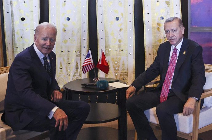 Archivo - Joe Biden y Recep Tayyip Erdogan durante la cumbre del G-20 en Bali (Indonesia) 