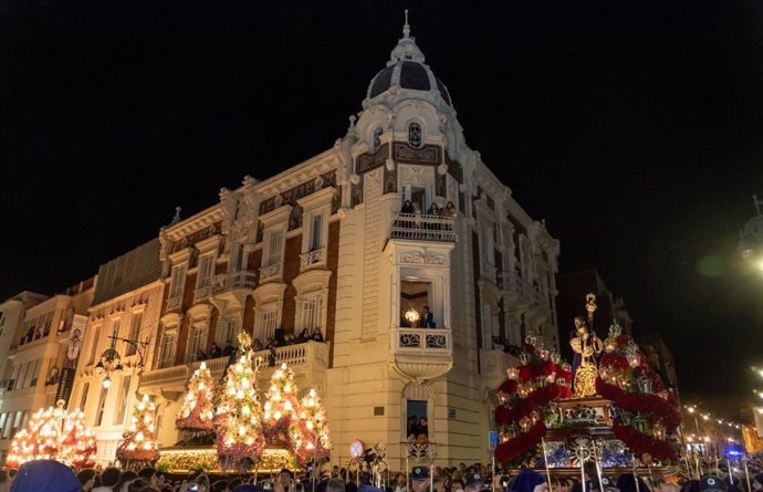 El Encuentro marrajo abarrota la plaza del El Lago en la gran madrugada de la Semana Santa de Cartagena