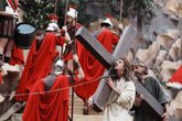 Foto: Miles de personas viven en directo el tradicional Via Crucis Viviente de Balmaseda (Bizkaia) este Viernes Santo