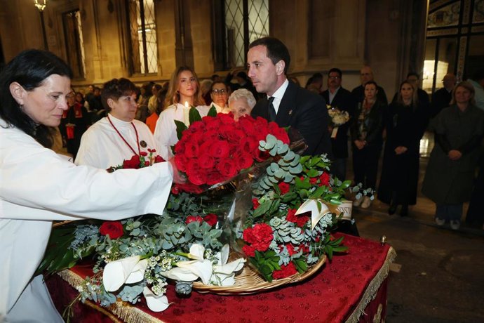 El presidente del Consell de Mallorca, Lloren Galmés, participa en la ofrenda floral al Crist de la Sang.