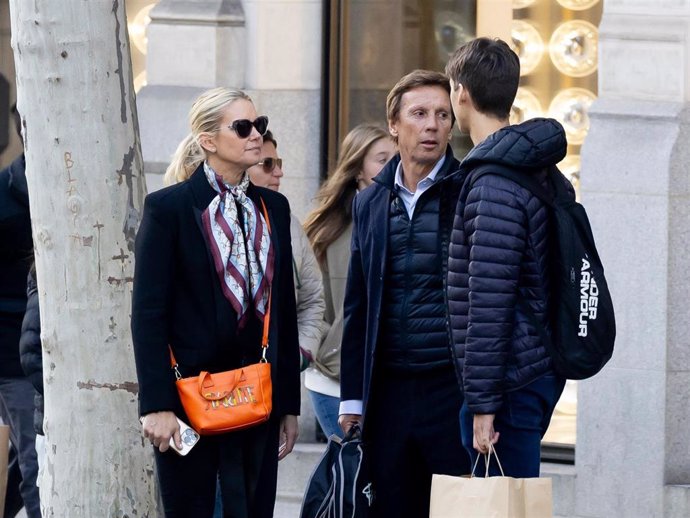 Archivo - Valeria Mazza, Alejandro Gravier y su hijo Benicio salen de una conocida tienda despues de realizar unas compras, a 27 de febrero de 2024, en Madrid (España).