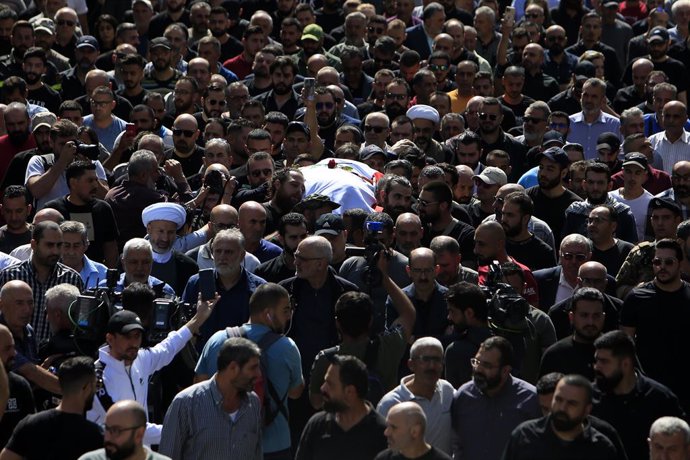 Archivo - BEIRUT, Oct. 15, 2023  -- People mourn Lebanese photojournalist Issam Abdallah, who was killed by an Israeli shell, in the Lebanese town of Khiam, Oct. 14, 2023. Issam Abdallah, a Lebanese journalist working for Reuters, was killed, and six othe