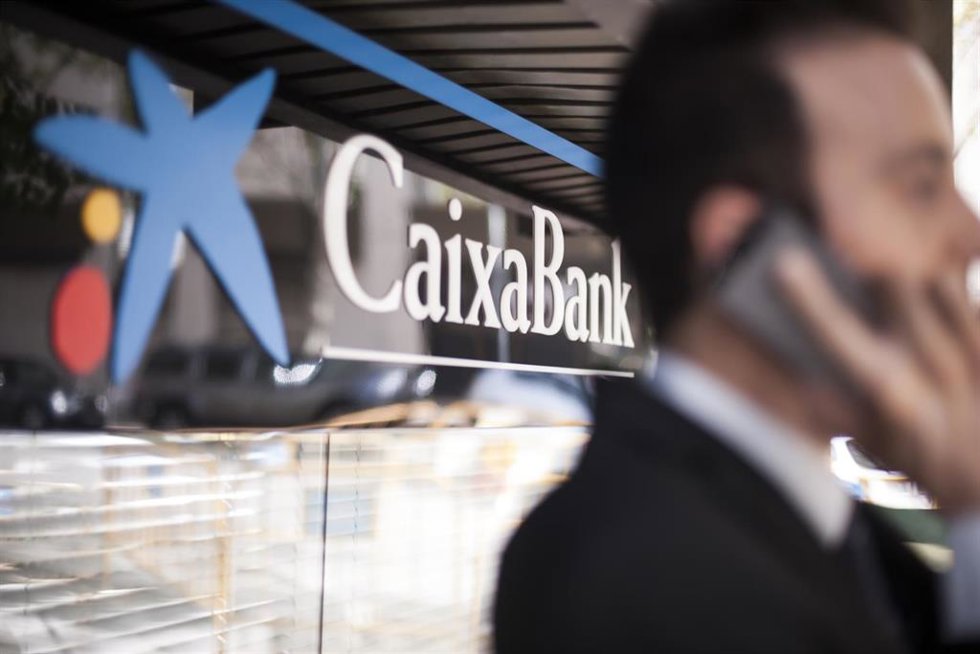 Archivo - Fachada Caixabank