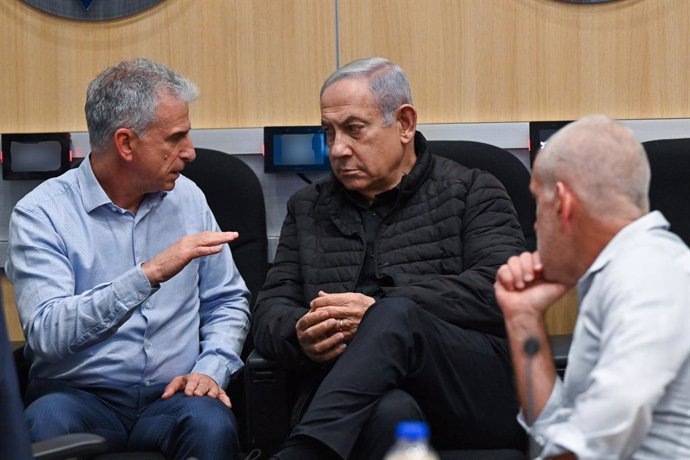 Archivo - October 23, 2023, Tel Aviv, Israel: Prime Minister BENJAMIN NETANYAHU (C) conducts a security assessment at IDF headquarters, the Kirya, in Tel Aviv 23rd October, 2023, with RONEN BAR (R), Director of Shin Bet, Israel's General Security Service,