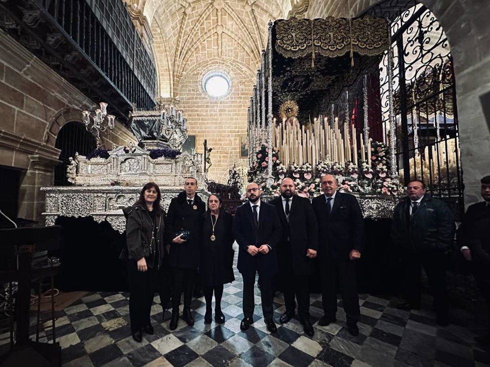 Ofrenda floral del Ayuntamiento de El Puerto en la Hermandad de La Soledad.