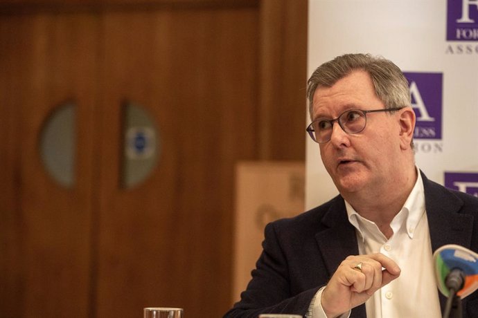 Archivo - February 12, 2024, London, England, United Kingdom: Leader of  the Democratic Unionist Party (DUP) of Northern Ireland  JEFFREY DONALDSON is seen talking to members of foreign press at briefing in London organised by Foreign Press Association.
