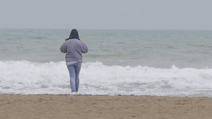 Turistas mantienen sus reservas en locales de la playa de la Malvarrosa pese a las lluvias