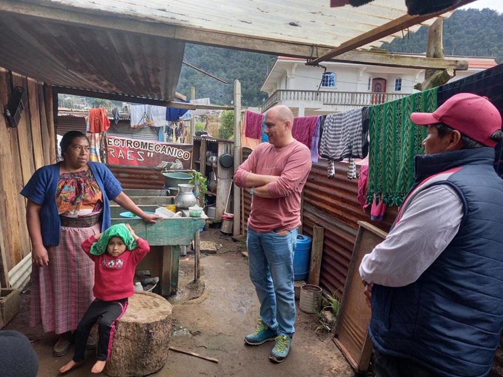 Archivo - Un técnico de la Conselleria visitando un proyecto en Guatemala, el pasado año.