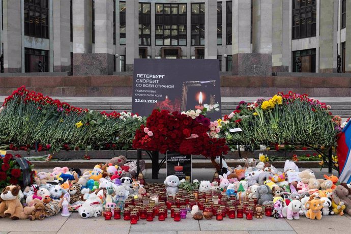 Memorial aixecat a Sant Petersburg en homenatge a les víctimes de l'atemptat terrorista a Moscou