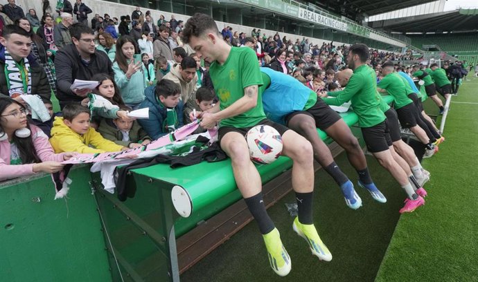 Entrenamiento abierto del Racing de Santander en los Campos de Sport del Sardinero