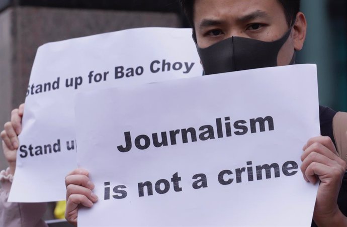 Archivo - El periodista Choy Yuk Ling protesta con una pancarta.