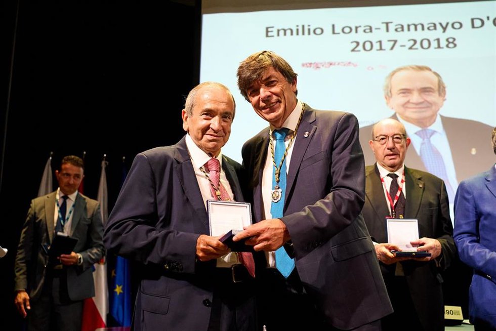 Archivo - El catedrático Emilio Lora-Tamayo (i) y el rector de la Universidad Internacional Menéndez Pelayo, Carlos Andradas (d), posan tras ser nombrado Lora-Tamayo como rector honorario de la institución académica en 2022